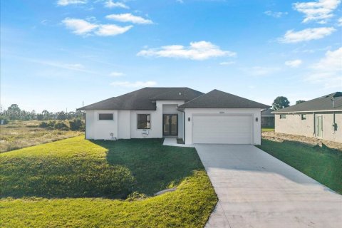 House in Lehigh Acres, Florida 3 bedrooms, 140.56 sq.m. № 2036554 - photo 2