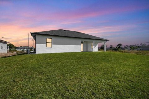 House in Lehigh Acres, Florida 3 bedrooms, 140.56 sq.m. № 2036554 - photo 5