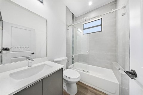 House in Lehigh Acres, Florida 3 bedrooms, 140.56 sq.m. № 2036554 - photo 15