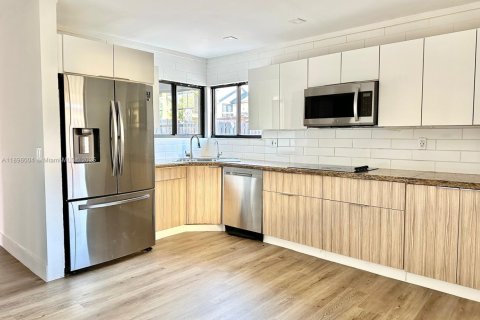 House in Miami, Florida 3 bedrooms, 137.5 sq.m. № 2012735 - photo 7