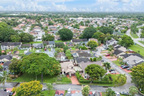 House in Miami, Florida 3 bedrooms, 137.5 sq.m. № 2012735 - photo 21