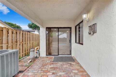 House in Miami, Florida 3 bedrooms, 137.5 sq.m. № 2012735 - photo 17