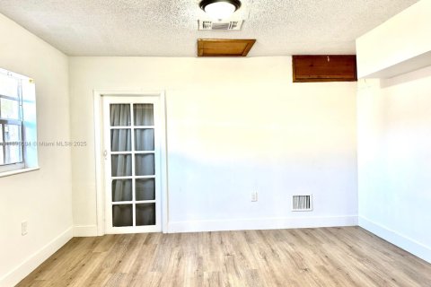 House in Miami, Florida 3 bedrooms, 137.5 sq.m. № 2012735 - photo 12