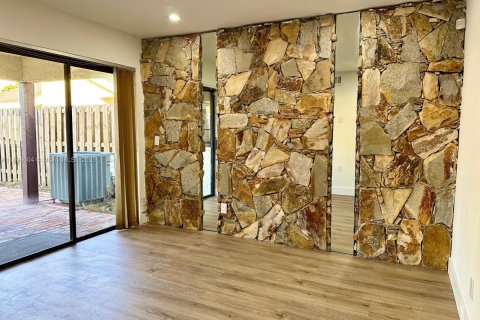 House in Miami, Florida 3 bedrooms, 137.5 sq.m. № 2012735 - photo 8