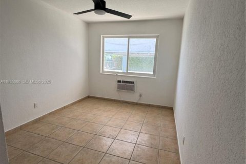 Condo in Miami Beach, Florida, 1 bedroom  № 1994077 - photo 2
