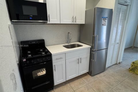 Condo in Miami Beach, Florida, 1 bedroom  № 1994077 - photo 1