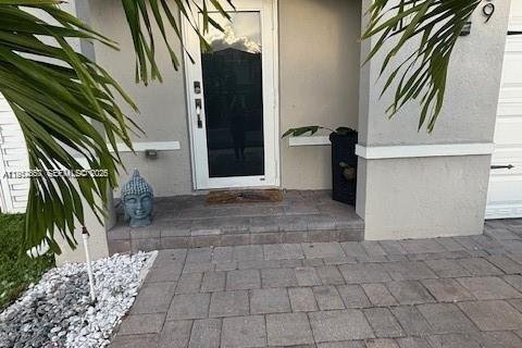 House in Florida City, Florida 5 bedrooms, 239.69 sq.m. № 2008608 - photo 3