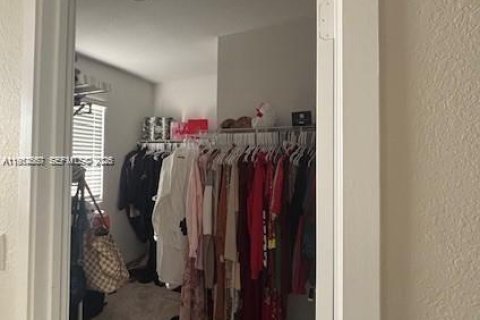 House in Florida City, Florida 5 bedrooms, 239.69 sq.m. № 2008608 - photo 18