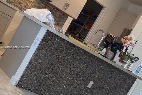 House in Florida City, Florida 5 bedrooms, 239.69 sq.m. № 2008608 - photo 12