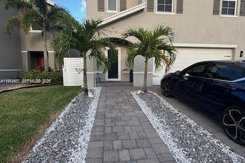 House in Florida City, Florida 5 bedrooms, 239.69 sq.m. № 2008608 - photo 2