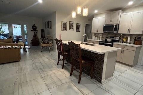 House in Florida City, Florida 5 bedrooms, 239.69 sq.m. № 2008608 - photo 8