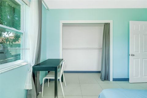 House in Hallandale Beach, Florida 4 bedrooms, 143.26 sq.m. № 1939359 - photo 15