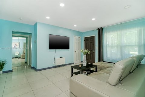 House in Hallandale Beach, Florida 4 bedrooms, 143.26 sq.m. № 1939359 - photo 10