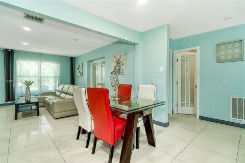 House in Hallandale Beach, Florida 4 bedrooms, 143.26 sq.m. № 1939359 - photo 7