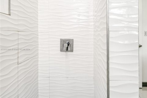 House in Hallandale Beach, Florida 4 bedrooms, 143.26 sq.m. № 1939359 - photo 21