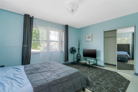 House in Hallandale Beach, Florida 4 bedrooms, 143.26 sq.m. № 1939359 - photo 25