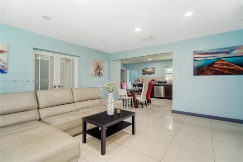 House in Hallandale Beach, Florida 4 bedrooms, 143.26 sq.m. № 1939359 - photo 8