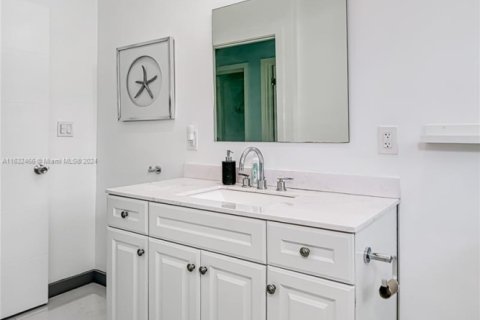 House in Hallandale Beach, Florida 4 bedrooms, 143.26 sq.m. № 1939359 - photo 18