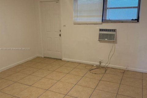 Снять в аренду виллу или дом в Норт-Майами, Флорида 1 спальня, 55.74м2, № 1924914 - фото 4