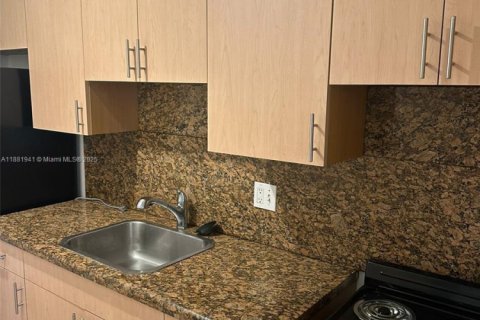 Снять в аренду виллу или дом в Норт-Майами, Флорида 1 спальня, 55.74м2, № 1924914 - фото 3