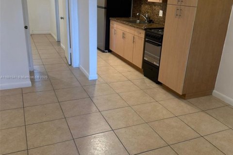 Снять в аренду виллу или дом в Норт-Майами, Флорида 1 спальня, 55.74м2, № 1924914 - фото 1