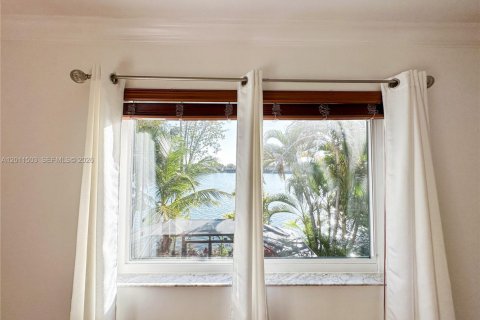 Townhouse in Miami, Florida 4 bedrooms, 128.76 sq.m. № 2076464 - photo 15