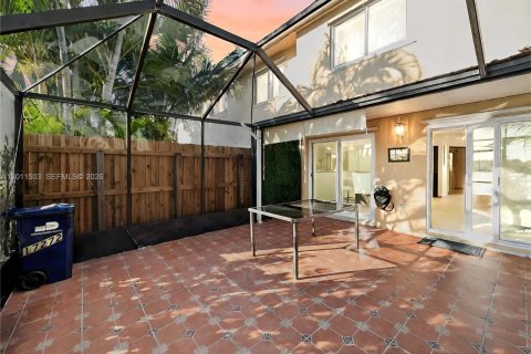 Townhouse in Miami, Florida 4 bedrooms, 128.76 sq.m. № 2076464 - photo 2