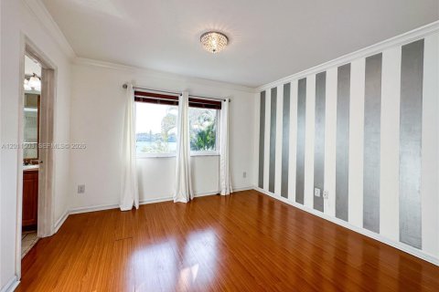 Townhouse in Miami, Florida 4 bedrooms, 128.76 sq.m. № 2076464 - photo 17