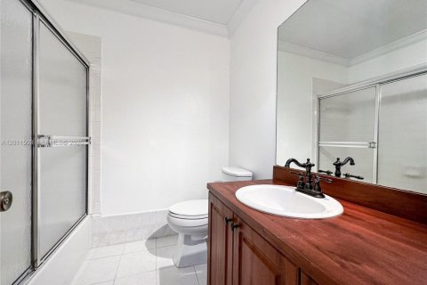 Townhouse in Miami, Florida 4 bedrooms, 128.76 sq.m. № 2076464 - photo 20