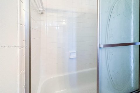 Townhouse in Miami, Florida 4 bedrooms, 128.76 sq.m. № 2076464 - photo 21
