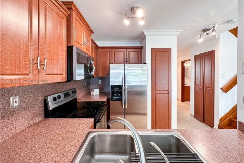 Townhouse in Miami, Florida 4 bedrooms, 128.76 sq.m. № 2076464 - photo 10