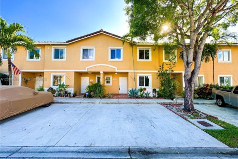 Townhouse in Miami, Florida 4 bedrooms, 128.76 sq.m. № 2076464 - photo 3