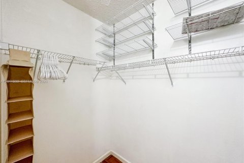 Townhouse in Miami, Florida 4 bedrooms, 128.76 sq.m. № 2076464 - photo 25