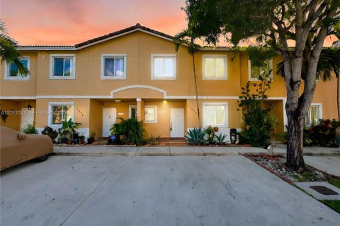 Townhouse in Miami, Florida 4 bedrooms, 128.76 sq.m. № 2076464
