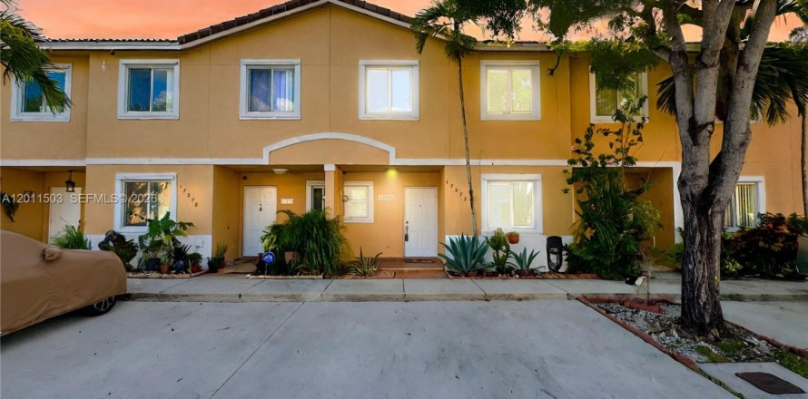 Townhouse in Miami, Florida 4 bedrooms, 128.76 sq.m. № 2076464
