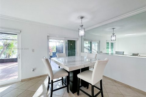 Townhouse in Miami, Florida 4 bedrooms, 128.76 sq.m. № 2076464 - photo 8