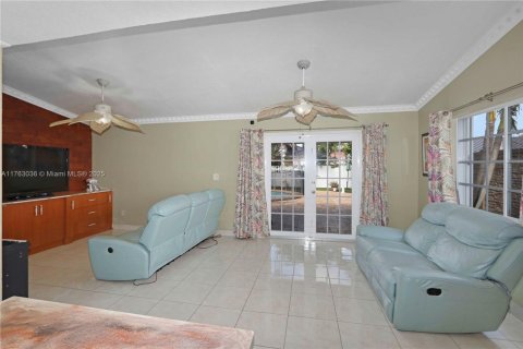 Casa en venta en Miami, Florida, 3 dormitorios, 188.68 m2 № 1935261 - foto 9