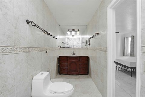 Casa en venta en Miami, Florida, 3 dormitorios, 188.68 m2 № 1935261 - foto 13