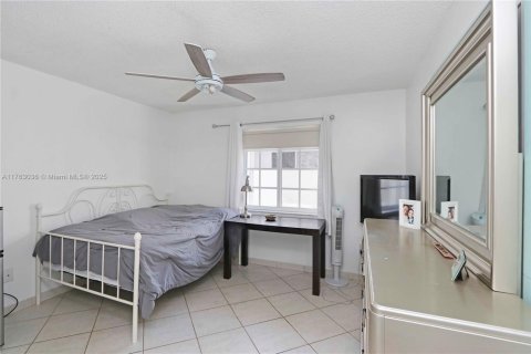 Casa en venta en Miami, Florida, 3 dormitorios, 188.68 m2 № 1935261 - foto 18