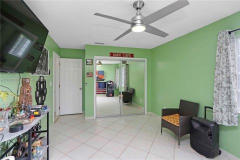 Casa en venta en Miami, Florida, 3 dormitorios, 188.68 m2 № 1935261 - foto 15