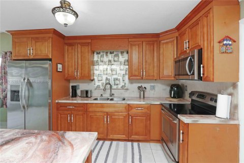 Casa en venta en Miami, Florida, 3 dormitorios, 188.68 m2 № 1935261 - foto 4