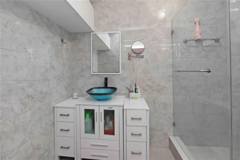 Casa en venta en Miami, Florida, 3 dormitorios, 188.68 m2 № 1935261 - foto 22