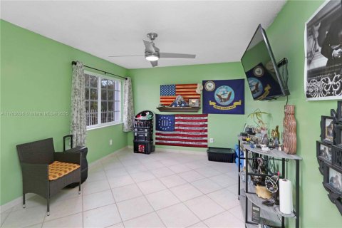 Casa en venta en Miami, Florida, 3 dormitorios, 188.68 m2 № 1935261 - foto 16