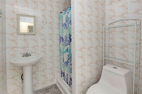 Casa en venta en Miami, Florida, 3 dormitorios, 188.68 m2 № 1935261 - foto 21