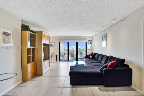 Condo in Hollywood, Florida, 2 bedrooms  № 2240543 - photo 4