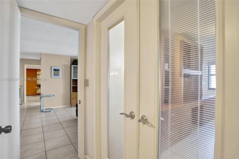 Condo in Hollywood, Florida, 2 bedrooms  № 2240543 - photo 30