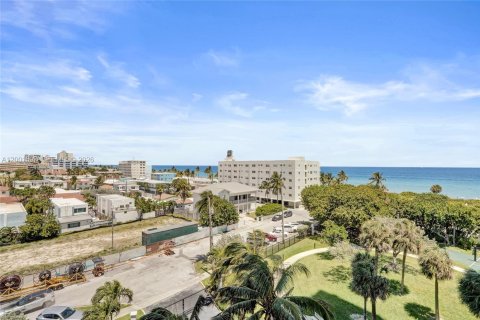 Condo in Hollywood, Florida, 2 bedrooms  № 2240543 - photo 16