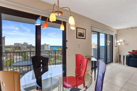 Condo in Hollywood, Florida, 2 bedrooms  № 2240543 - photo 21