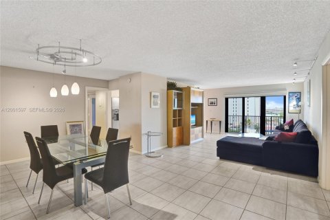 Condo in Hollywood, Florida, 2 bedrooms  № 2240543 - photo 3