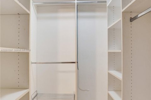 Condo in Hollywood, Florida, 2 bedrooms  № 2240543 - photo 29